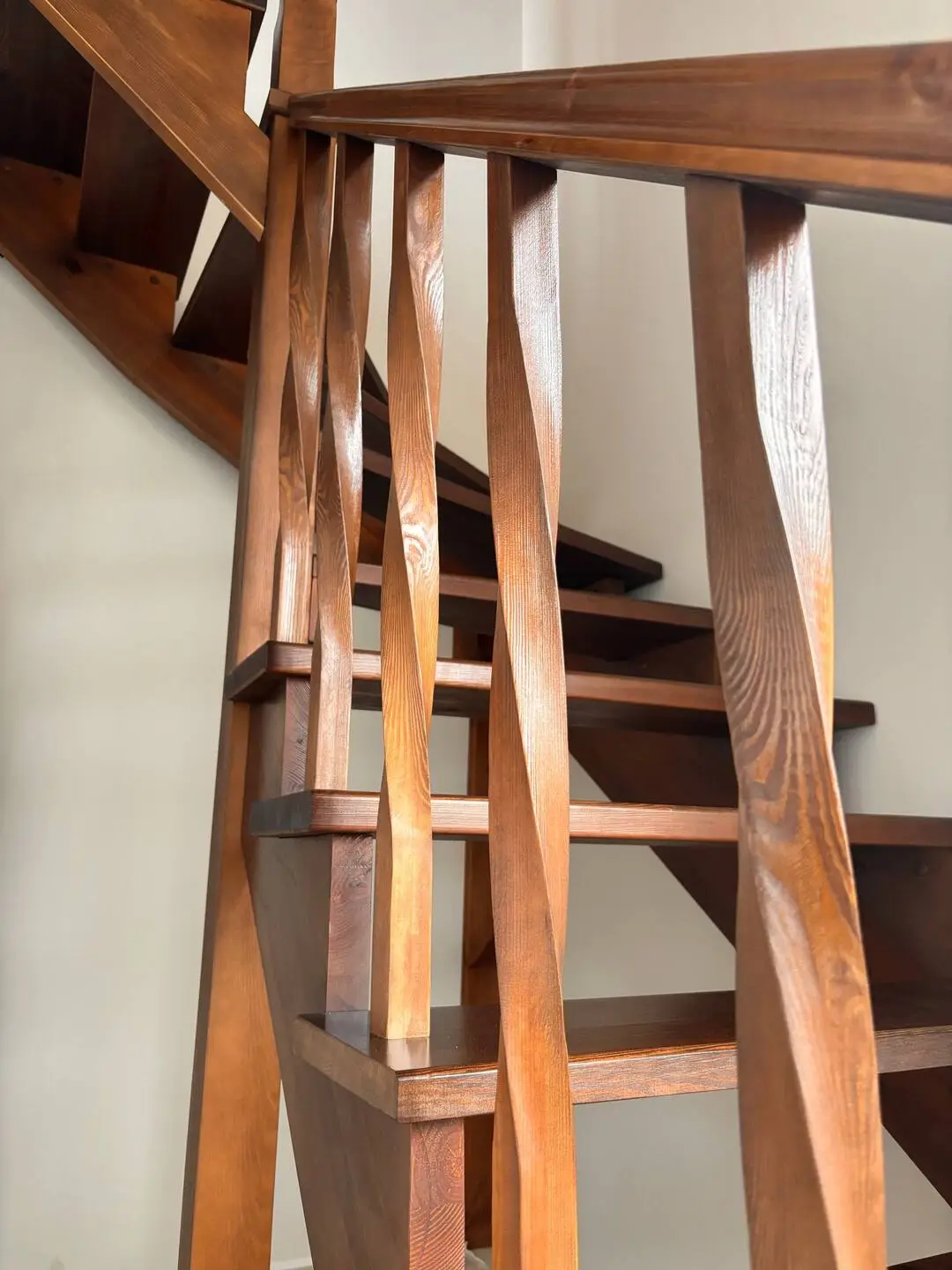 Шлифовка деревянных балясин в мастерской Wooden Wonders — подготовка комплектующих лестницы
