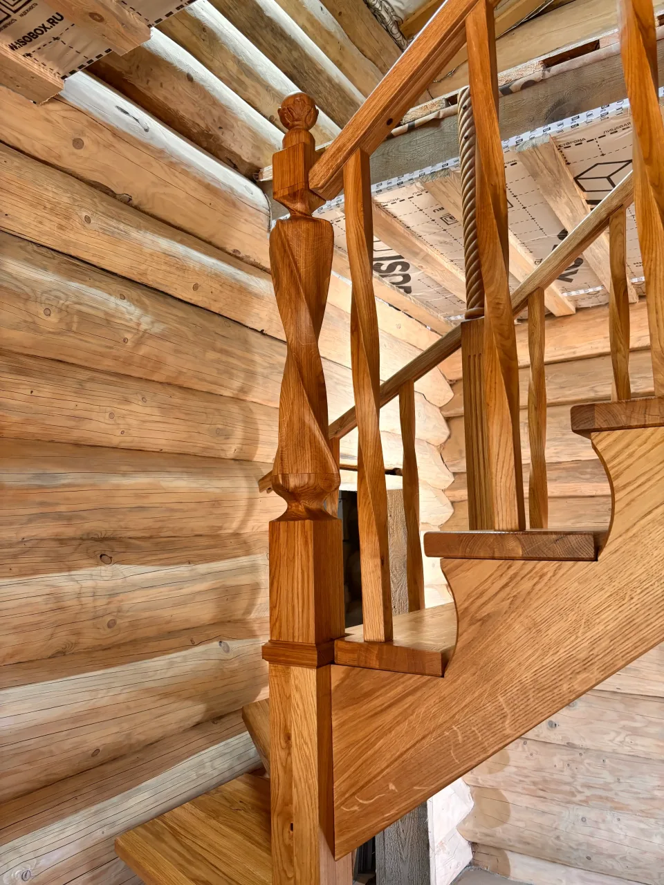 Заходной столб и витые балясины для деревянной лестницы в срубе — Wooden Wonders